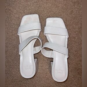 Marc Fisher LTD Embossed Leather White Block Heel Slide Sandal Size 7.5